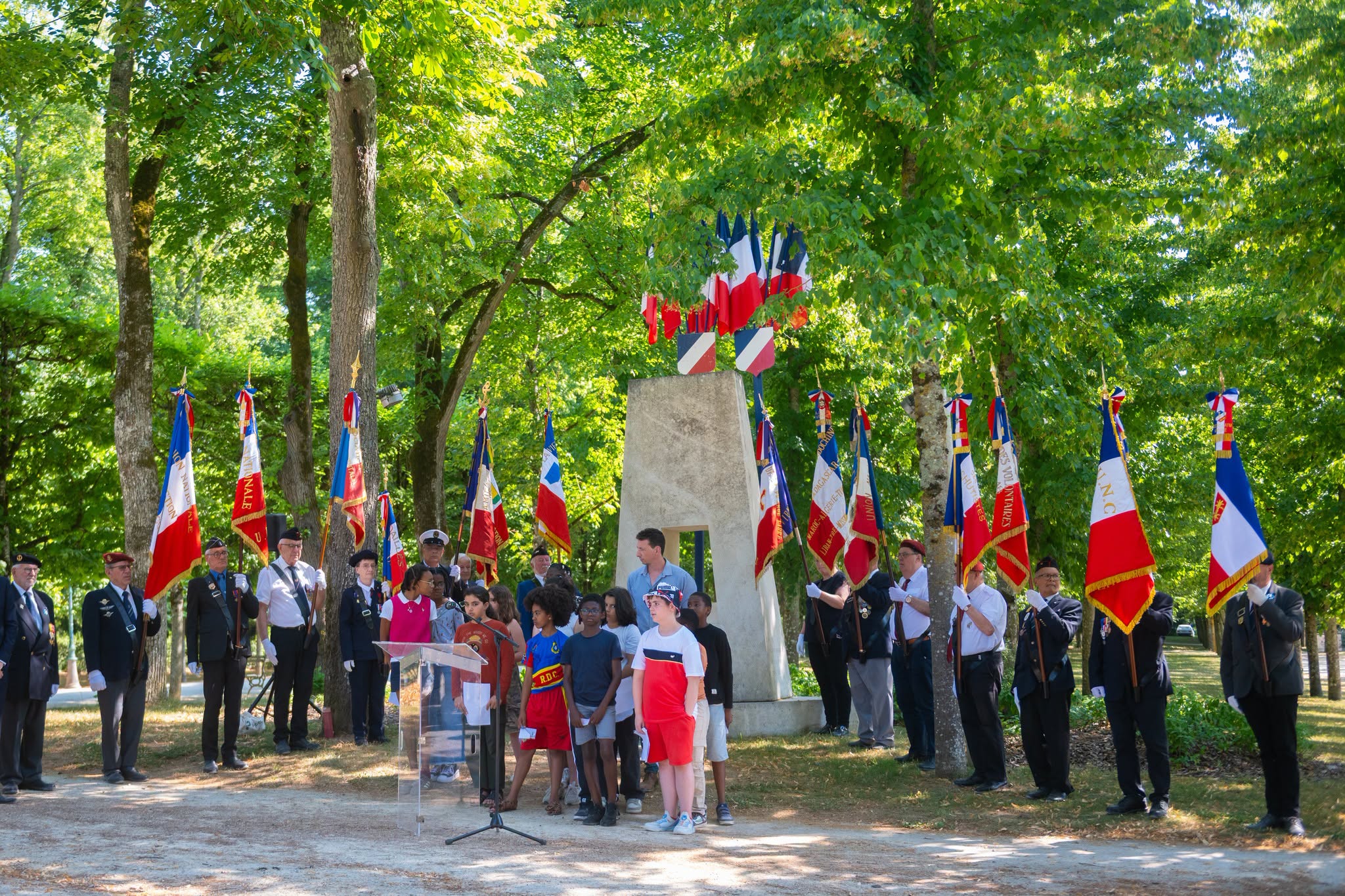 Devant le monument de la résistance et de la déportation au Parc de Blossac - 18/06/26